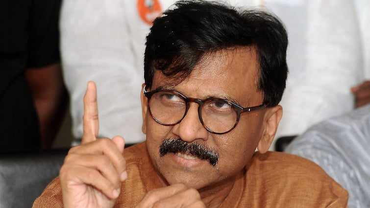 Sanjay Raut slams Mahayuti government over Badlapur school case at Jalegaon event Sanjay Raut: या सरकारला आम्हीच फासावर लटकवणार, कितीही योजना आणल्यात तरी जनता बरोबर बटण दाबेल: संजय राऊत