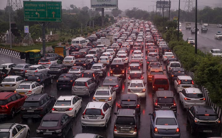 शनिवार को दिल्ली में बादल छाए रहेंगे. 15 अगस्त 2024 तक दिल्ली में लगातार बारिश का अनुमान है.