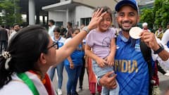 Indian Hockey Team: দেশে ফিরে জনজোয়ারে ভাসলেন হকি খেলোয়াড়েরা, ধ্যানচাঁদের মূর্তিতে ফুল দিয়ে শ্রদ্ধার্ঘ