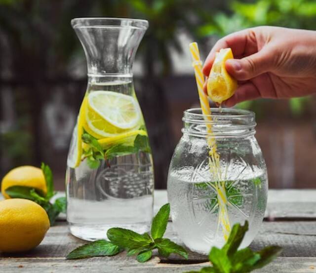 ਪੁਦੀਨਾ ਪਾਣੀ ਸਰੀਰ ਨੂੰ ਡਿਟਾਕਸ ਕਰਦਾ ਹੈ ਤੇ ਟਾਕਸਿਨਸ ਨੂੰ ਬਾਹਰ ਕੱਢਦਾ ਹੈ। ਇਹ ਲੀਵਰ ਨੂੰ ਹੈਲਦੀ ਰੱਖਣ 'ਚ ਮਦਦ ਕਰਦਾ ਹੈ, ਇਸ ਤੋਂ ਇਲਾਵਾ ਹਾਨੀਕਾਰਕ ਤੱਤਾਂ ਨੂੰ ਸਰੀਰ ਤੋਂ ਬਾਹਰ ਕੱਢਦਾ ਹੈ।