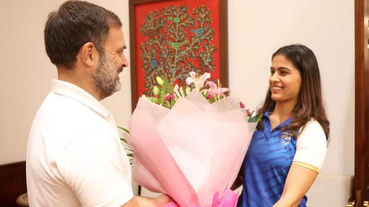 Rahul Gandhi Meets Manu Bhaker: मनु भाकर ने नेता प्रतिपक्ष राहुल गांधी से मुलाकात की, जहां उन्होंने मनु भाकर को फूलों का गुलदस्ता दिया और कहा वेल डन.