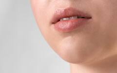 Lip Care Tips: घर पर कैसे करें लिप स्क्रब, जानें आसान तरीका