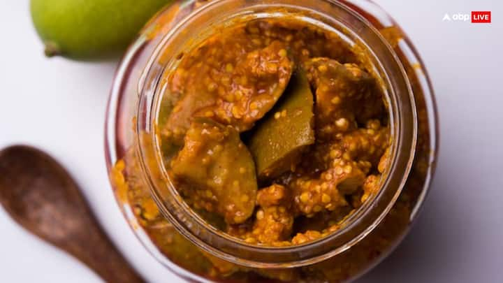 Tasty Pickle Recipe: अगर आप घर पर बना टेस्टी और चटपटा कैरी का अचार खाना चाहते हैं, तो इस आसान रेसिपी को फॉलो कर कम समय में घर पर अचार तैयार कर सकते हैं.