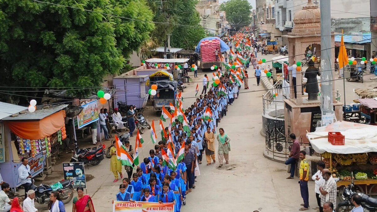 भीलवाड़ा के छात्रों में देश प्रेम का दिखा जुनून, 4km लंबी तिरंगा रैली पर लोगों ने छतों से बरसाए फूल