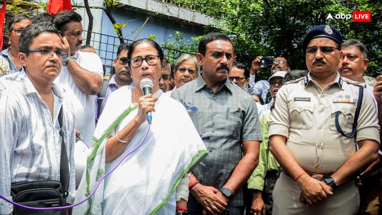 kolkata rg kar medical College doctor death bjp demands cbi probe cm mamata no objection to central probe कोलकाता में डॉक्टर से रेपः एक अरेस्ट, CBI जांच को CM ममता तैयार; बोले बीजेपी MP- जो भी हो रहा उसके लिए...