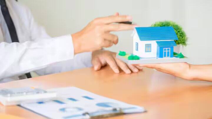 વાસ્તવમાં 11 મહિનાનો ભાડા કરાર બનાવવા પાછળનું એક કારણ છે રજિસ્ટ્રેશન એક્ટ, 1908. રજિસ્ટ્રેશન એક્ટ, 1908ની કલમ 17ની શરતો અનુસાર, એક વર્ષથી ઓછી અવધિ હોય તો લીઝ કરાર નોંધણી કરાવવી ફરજિયાત નથી.