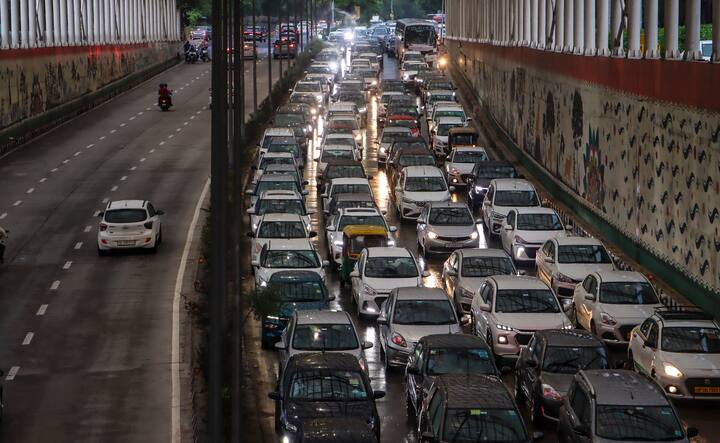 दिल्ली में आज तेज हवाएं चलने और गरज के साथ बारिश होने की संभावना है.