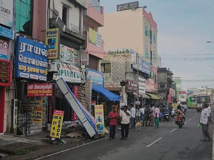 கரூர்: 3 மாடி கட்டிடத்தில் இருந்து சரிந்து விழுந்த விளம்பர போர்டு: ஜஸ்ட் மிஸ்ஸில் தப்பித்த தம்பதியினர்!