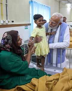 PM Modi Wayanad Visit: પીએમ મોદીએ વાયનાડ ભૂસ્ખલનના પીડિતો સાથે કરી મુલાકાત, બાળકી પર વરસાવ્યું હેત, જુઓ તસવીરો