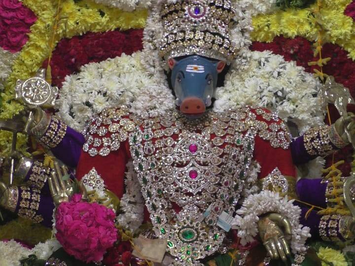 Karur vembu mariyamman alayattil ati velliyai varaki amman alankaram TNN கரூர் வேம்பு மாரியம்மன் ஆலயத்தில் ஆடி வெள்ளியை முன்னிட்டு வாராகி அம்மன் அலங்காரத்தில் காட்சி