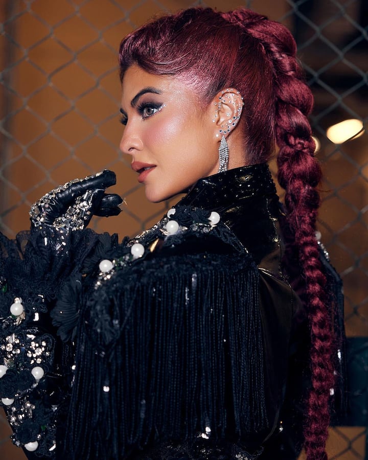 जैकलीन फर्नांडीज़ ने साल 2006 में मिस श्रीलंका यूनिवर्स की प्रतियोगिता जीतकर मुंबई अपना करियर बनाने आई थी. फिर कुछ ही सालों में जैकलीन बॉलीवुड की टॉप एक्ट्रेसेस की लिस्ट में शामिल हो गई.