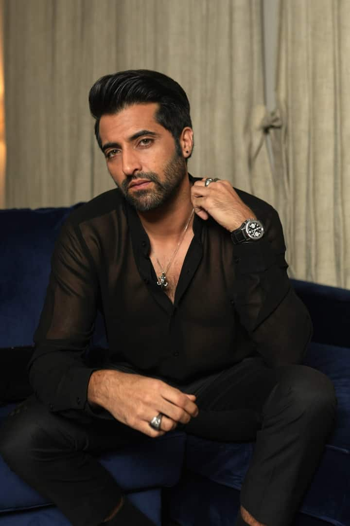 Akshay Oberoi, Ghuspaithiya: Akshay Oberoi, often hailed as Bollywood’s blue-eyed boy, offers a fresh take on the villainous role in Ghuspaithiya. Stepping into the skin of a privacy-invading stalker, Oberoi’s striking appearance is in stark contrast to his sinister demeanor, evoking memories of Shahrukh Khan’s legendary performance in Darr. Despite the film’s modest budget, Oberoi’s performance has garnered significant praise, cementing his reputation as a versatile actor. (Image Source: Special Arrangement)