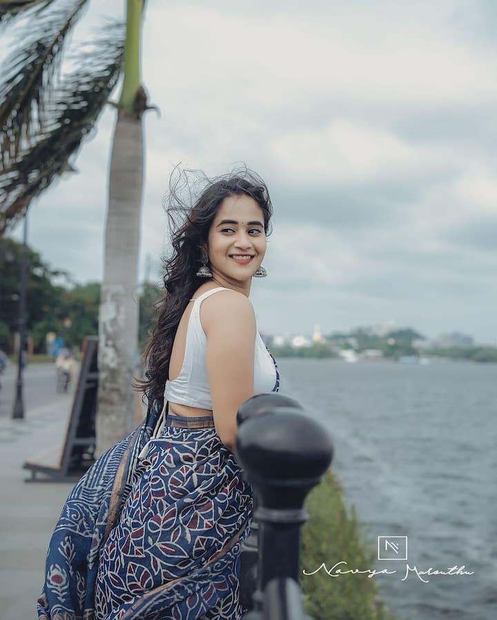 సంప్రదాయ దుస్తులతో పాటు మోడ్రన్ డ్రెస్సులలో అందాల ఆరబోస్తూ ఆకట్టుకుంటుంది. Photo Credit: deepthi_sunaina/Instagram