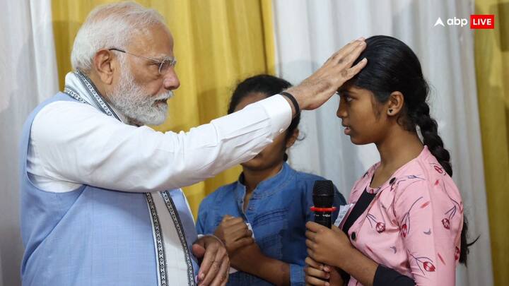 प्रधानमंत्री नरेंद्र मोदी ने राहत शिविर में लोगों से बातचीत की. उन्होंने लैंडस्लाइडिंग के पीड़ितों और बचे लोगों से घटना के बारे में पूछा. इस दौरान पीएम मोदी ने किसी को कंधे थपाथपाकर ढांढस दिया. साथ ही उन्होंने एक बच्ची से भी बात भी की.