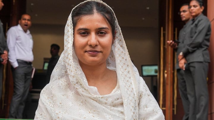 उन्होंने कहा कि हम इस बिल के खिलाफ हैं. इकरा हसन ने आरोप लगाया कि उत्तर प्रदेश में जिस प्रकार से बीजेपी को हार मिली है, यह उसका बदला लिया जा रहा है. बीजेपी ने बदला लेने के लिए माइनॉरिटी पर अटैक किया है.
