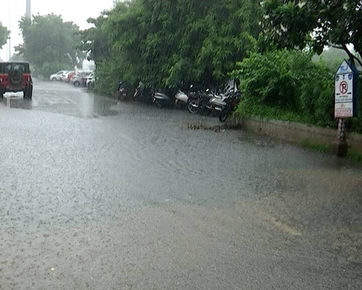 હવામાન વિભાગના અધિકારીઓએ નાગરિકોને સાવચેત રહેવાની અને જરૂરી સાવચેતીના પગલાં લેવાની સલાહ આપી છે. ખાસ કરીને નીચાણવાળા વિસ્તારોમાં રહેતા લોકોને સતર્ક રહેવા જણાવવામાં આવ્યું છે.