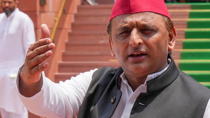 Akhilesh Yadav On Income: अखिलेश यादव से एक टीवी चैनल के इंटरव्यू में सवाल किया गया, जिससे वह भड़क गए. उन्होंने कहा कि जिसे भी मेरी कमाई का हिसाब चाहिए वो सीबीआई ऑफिस से चेक कर लें.