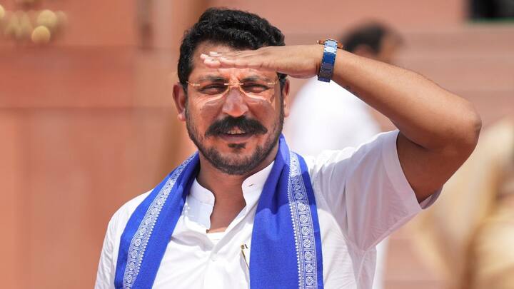 चंद्रशेखर आजाद ने कहा कि मैं यह रेजीमेंट बहाल करने की इसलिए बात कर रहा हूं क्योंकि उन्हें और देश सेवा करने का मौका मिले. क्योंकि देश में बेरोजगारी बहुत बढ़ रही है और अग्निवीर योजना के आने से मनोबल गिरा है. ऐसे में अगर रेजिमेंट बनाएंगे तो देश का युवा वर्दी के लिए सब कुछ कर जाता है.