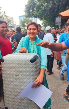 Bangladesh Protest: संसद में सिगरेट, PM आवास में बेड पर प्रदर्शनकारी... बांग्लादेश में प्रदर्शनकारियों की तस्वीरें वायरल