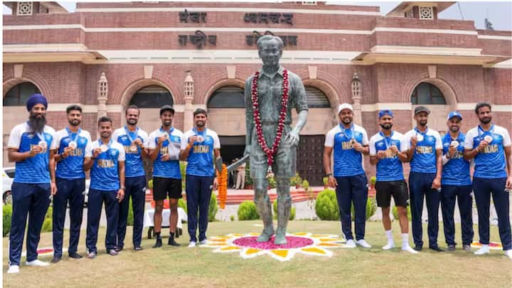 Indian hockey team pays respect to Late Major Dhyan Chand in Delhi after  returning from Paris Olympics 2024 Photo Gallery | Indian Hockey Team: పతక  వీరులకు అఖండ స్వాగతం