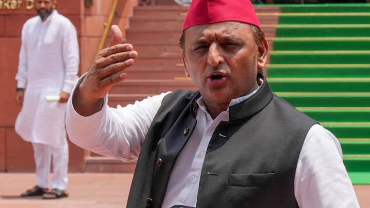 इसके बाद अखिलेश यादव ने सवाल पूछने वाले से उसका नाम पूछा और पता पूछा उसके बाद अपने तरीके से जवाब दिया.