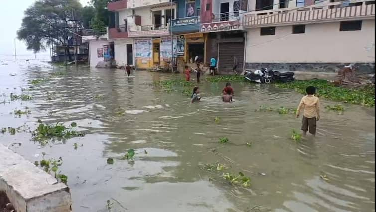 तबाही मचाने लगी है गंगा और यमुना की बाढ़, कई बस्तियों में घुसा पानी, रास्ते भी डूबे