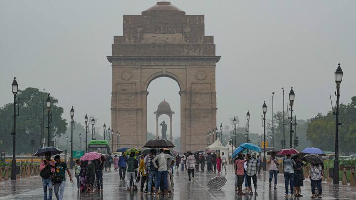 Delhi Weather Update: दिल्ली के ​कई हिस्सों में रविवार की सुबह भारी बारिश तो कुछ इलाकों में बूंदाबादी हुई. दिल्ली एनसीआर में रविवार को दिन के समय भी बादल छाए रहेंगे और बारिश होने का अनुमान है.