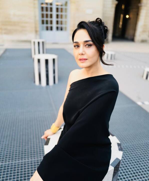 प्रीति जिंटा: बॉलीवुड एक्ट्रेस और पंजाब किंग्स की सह मालिक प्रीति जिंटा के साथ भी युवराज सिंह का नाम जुड़ चुका है. दोनों के अफेयर की खबरें तेज़ी से फैली थीं. हालांकि खुद प्रीति जिंटा ने इन खबरों पर विराम लगा दिया था.