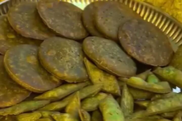 अब आप इसे मनचाहे आकर में शेप देकर काट लें और इन कटी हुई मठरियों को गरम तेल में तल लें.