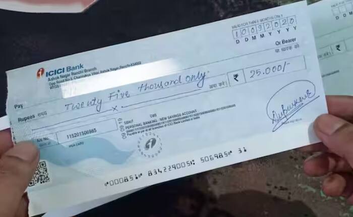 ਜੇਕਰ ਤੁਸੀਂ ਕਿਸੇ ਵਿਅਕਤੀ ਨੂੰ ਕਿਸੇ ਦੂਜੇ ਵਿਅਕਤੀ ਨੂੰ ਪੈਸੇ ਦੇ ਰਹੋ ਹੋ ਤਾਂ ਅੱਜ ਦੇ ਸਮੇਂ ਆਨਲਾਈਨ ਇੰਟਰਨੈੱਟ ਬੈਂਕਿੰਗ ਰਾਹੀਂ ਜਾਂ ਫਿਰ ਯੂਪੀਆਈ ਰਾਹੀਂ ਭੇਜ ਦਿੱਤਾ ਹੈ। ਪਰ ਪਹਿਲਾਂ ਇਦਾਂ ਨਹੀਂ ਹੋਇਆ ਕਰਦਾ ਸੀ। ਪਹਿਲਾਂ ਜੇ ਕਿਸੇ ਨੂੰ ਪੈਸੇ ਦੇਣੇ ਹੁੰਦੇ ਸਨ ਤਾਂ ਤੁਹਾਡੇ ਕੋਲ ਸਿਰਫ 2 ਆਪਸ਼ਨ ਹੋਇਆ ਕਰਦੇ ਸੀ।