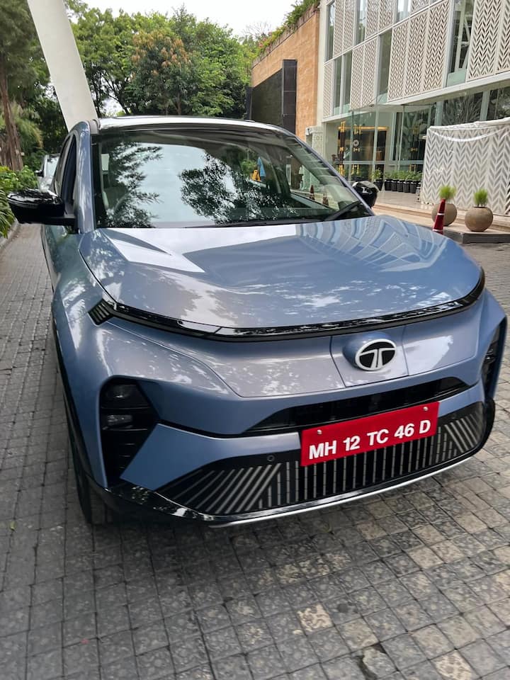 टाटा कर्व ईवी के 45 kWh बैटरी पैक वाले वेरिएंट की एक्स-शोरूम प्राइस 17.49 लाख रुपये से शुरू होकर 19.25 लाख रुपये तक जाती है. वहीं इसके 55 kWh बैटरी पैक वाले वेरिएंट की कीमत 19.25 लाख रुपये से शुरू होकर 21.9 लाख रुपये तक है.