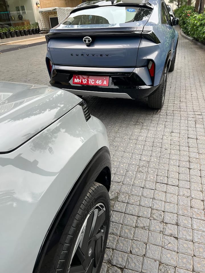 कर्व ईवी में लगी इलेक्ट्रिक मोटर से 167 hp की पावर मिलती है और 215 Nm का टॉर्क जेनरेट होता है. टाटा की इस इलेक्ट्रिक कार में 1.6 लाख किलोमीटर की दूरी या 8 साल चलने की वारंटी दी जा रही है.