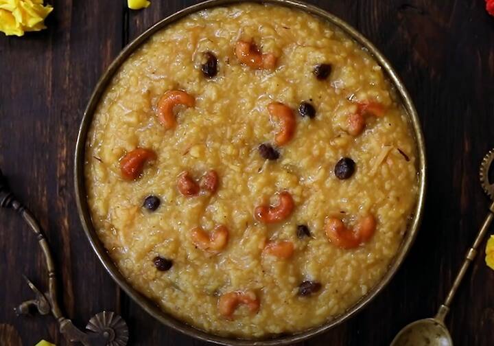 சர்க்கரை பொங்கல் செய்யும் போது அரிசியில் நெய் சேர்ப்பதுடன் பசும் பால் சேர்த்தால் சுவையாக இருக்கும்.