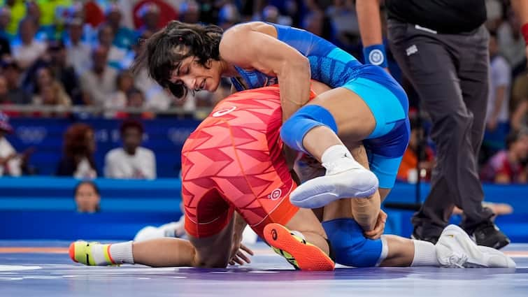 vinesh phogat silver medal latest update CAS ask 3 questions paris olympics 2024 Vinesh Phogat: CAS ने सिल्वर मेडल पर फंसाया पेंच, ये 3 सवाल पूछकर विनेश के पाले में डाली गेंद