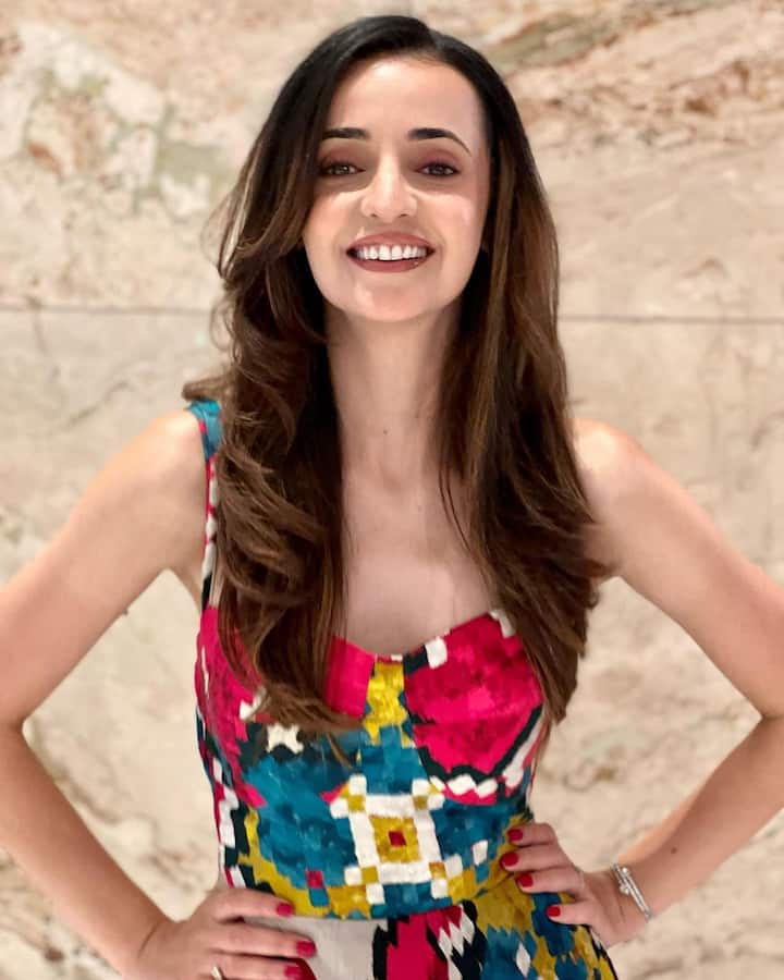 सनाया ईरानी ने बड़े पर्दे पर भी जमकर नाम कमाया है. एक्ट्रेस भले ही काफी टाइम से स्क्रीन से गायब हों, लेकिन वह सोशल मीडिया पर काफी एक्टिव रहती हैं. साथ ही फैंस आज भी उन्हें खूब पसंद करते हैं.