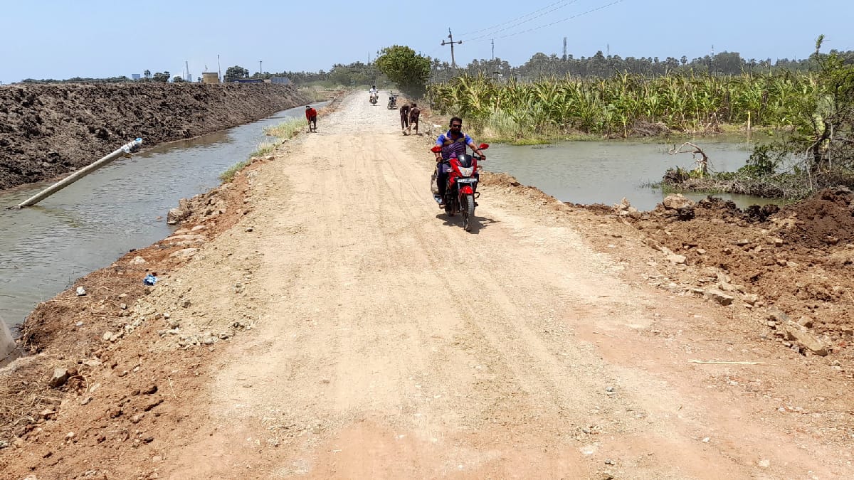 தூத்துக்குடி : கரை அரிப்பு இருக்கும் இடத்தை விட்டுட்டு, தடுப்பு சுவர் கட்டும் அதிகாரிகள்- புலம்பும் விவசாயிகள்