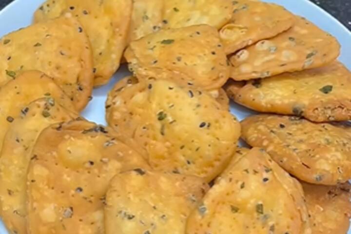 पालक मठरी बनाने के लिए आप सबसे पहले एक कटोरे में गेहूं का आटा लें. उसमें अजवाइन,नमक, काली मिर्च पाउडर और घी डाल दें.