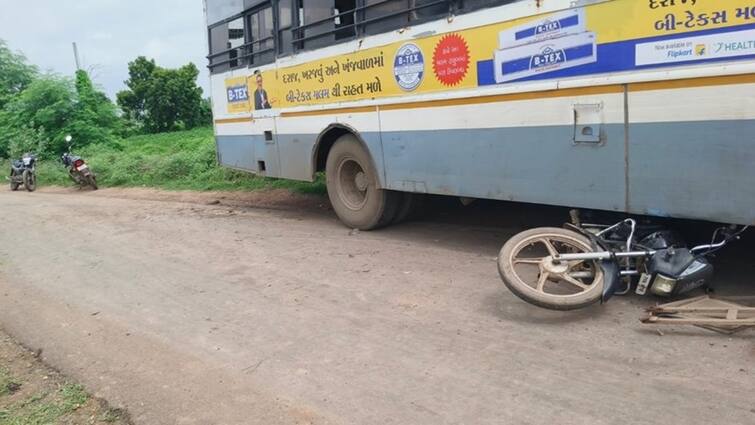 Accident ST bus ramps two wheeler on limbdi hadala highway one died Accident: લીંબડી - હડાળા રોડ ઉપર એસટી બસે બાઇક ચાલકને લીધો અડફેટે, ઘટના સ્થળે જ મોત