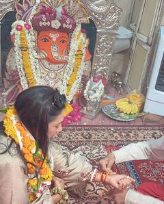 Anupama की शूटिंग के बीच महाकाल की शरण में पहुंचीं Rupali Ganguly, माथे पर तिलक लगाकर लिया आशीर्वाद, देखें तस्वीरें