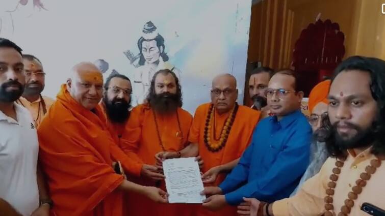 Bangladesh Violence Uttarakhand Saints give memorandum to the President and Prime Minister ann बांग्लादेश हिंसा को लेकर हरिद्वार में संतों की बैठक, पीएम-राष्ट्रपति के नाम सौंपा ज्ञापन