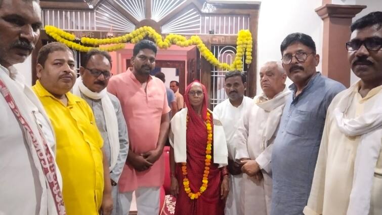 Olympian Rajkumar Pal honoured family Congress leaders said Ghazipur name glorified ann ओलंपियन राजकुमार पाल के परिवार को कांग्रेस नेताओं ने किया सम्मानित, कहा- 'गाजीपुर का नाम रौशन हुआ'