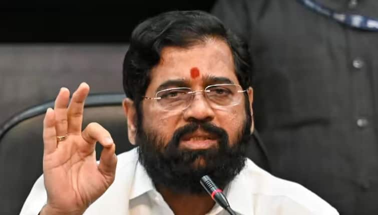 CM Eknath Shinde comment on Thane shivsena vs mns rada activists protesting against uddhav thackeray thane news Raj Thackeray मनसैनिकांनी उद्धव ठाकरेंच्या कारवर शेण फेकले, मुख्यमंत्री म्हणाले, अॅक्शनला रेअॅक्शन येणारच !