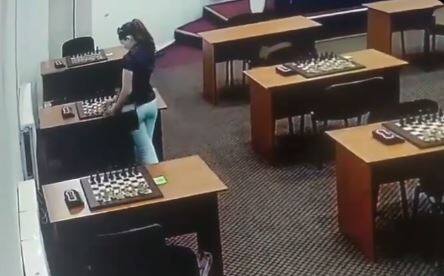 Beautiful Russian chess player turned murderer, poisons opponent before match; The incident was caught on CCTV ਖੂਬਸੂਰਤ ਰਸ਼ੀਅਨ ਸ਼ਤਰੰਜ ਖਿਡਾਰੀ ਬਣੀ ਕਾਤਲ, ਮੈਚ ਤੋਂ ਪਹਿਲਾਂ ਵਿਰੋਧੀ ਨੂੰ ਦਿੱਤਾ ਜ਼ਹਿਰ; CCTV ਚ ਕੈਦ ਹੋਇਆ ਕਾਰਾ