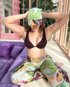 Bollywood : एका गाण्याने आयुष्य बदललं, 'काँटा लगा' गर्ल सध्या काय करते?