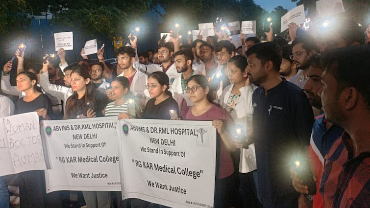 Candle march in Delhi against  Kolkata woman doctor murder FAIMA demands CBI inquiry ann कोलकाता में महिला डॉक्टर की हत्या के खिलाफ दिल्ली में कैंडल मार्च, FAIMA ने की CBI जांच की मांग