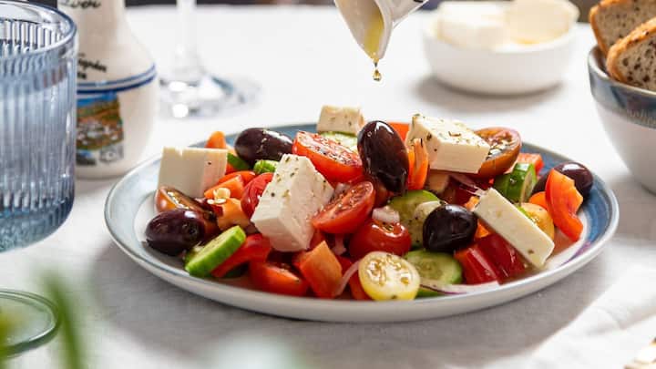 এমনই স্যালাডের একটি উদাহরণ রোস্ট করা রাঙা আলুর সঙ্গে কিন্যুয়া, বেল পেপার, ব্রোকলি দিয়ে লেবু ছড়িয়ে নিন। পেট ভরতে, খেতেও দারুণ।