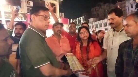 बांग्लादेश हिंसा को लेकर हिंदू महासभा ने निकाला मशाल जुलूस, खून से लिखा राष्ट्रपति के नाम पत्र बांग्लादेश हिंसा को लेकर हिंदू महासभा ने निकाला मशाल जुलूस, खून से लिखा राष्ट्रपति के नाम पत्र