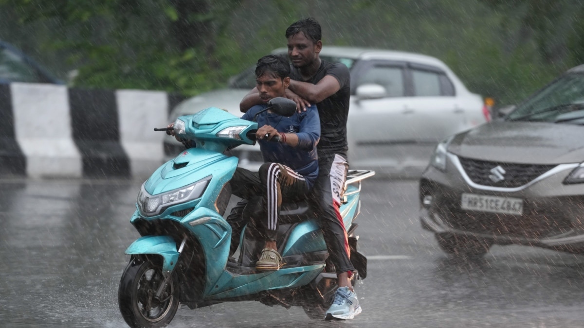 दिल्ली-NCR में बरस रहे मेघा, कई जगहों पर जलजमाव से बढ़ी परेशानी- देखें तस्वीरें