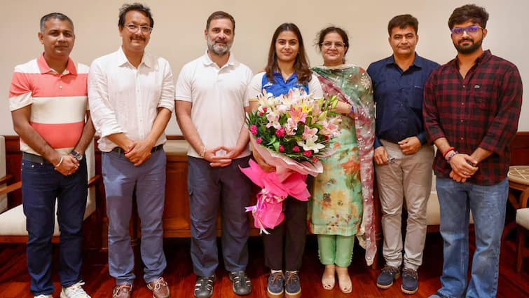 Rahul Gandhi and Manu Bhaker coach Jaspal Rana are old friends Picture goes Viral Rahul Gandhi: राहुल गांधी खुद शूटिंग में जीत चुके हैं गोल्ड, मनु भाकर के कोच से है पुराना रिश्ता, देखें वायरल तस्वीरें