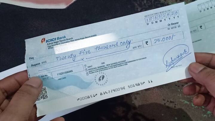 एक या तो आप उसे व्यक्ति को पैसे कैश में दे दें. या फिर उस व्यक्ति के नाम आप चेक काट कर उसे दे दें. चेक वाले तरीके में समय लगता था. आप खुद भी चेक से पैसे निकाल सकते हैं.